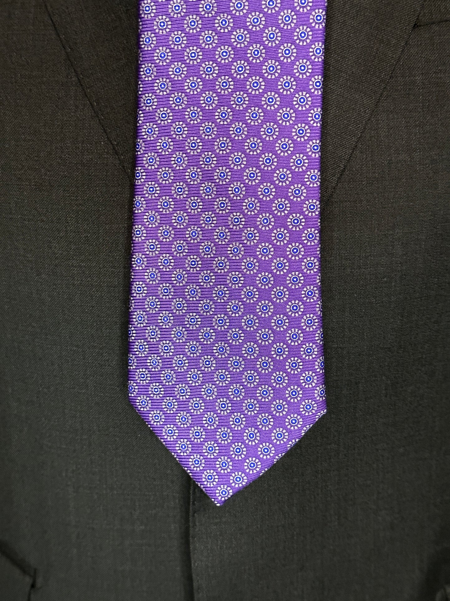 A beautiful light weight silk twill tie, perfect for those spring summer events on weekends and those special business meetings. The light purple or lavender color exudes luxurious and sophisticated elegance with any suit or jacket. Put this tie with a white shirt and navy blue blazer for a timeless look.