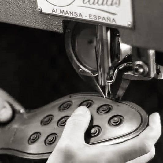 Las diferencias entre la construcción de zapatos Goodyear y Blake explicadas en inglés simple.