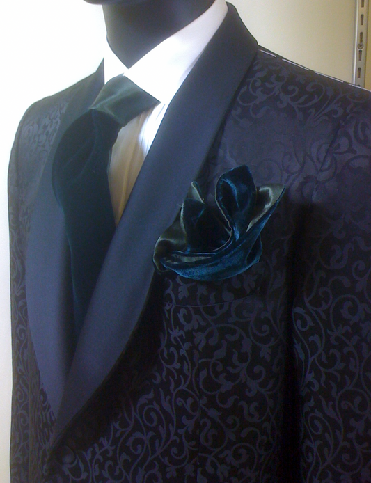 Cómo un sastre usa el lienzo para crear un traje personalizado para hombres