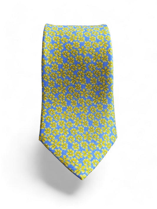 This silk twill tie combines summer blue and vibrant lime green florets, perfect for adding a touch of color to any formal outfit. Made with high-quality silk twill, this summer tie offers both style and functionality. Elevate your look with this unique and eye-catching accessory.