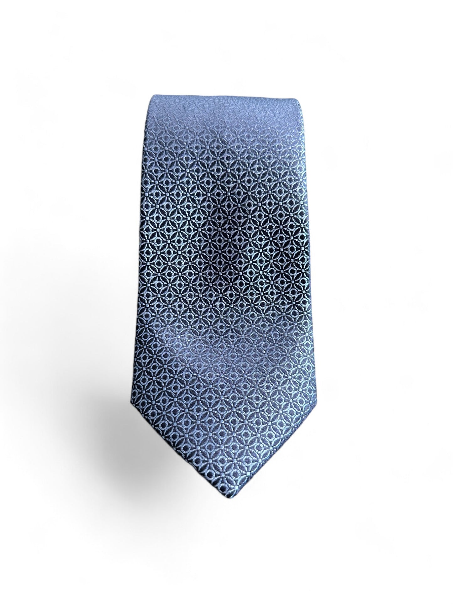 Add a touch of sophistication and modern style to your wardrobe with the SUITCAFE Steel Blue Woven Silk Tie. Handmade with high-quality woven silk, this tie features a unique geometric pattern that will elevate any outfit. With its steel blue color, it is the perfect complement to your professional or formal attire.