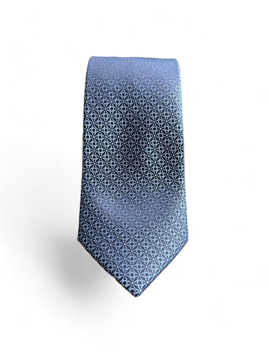 Add a touch of sophistication and modern style to your wardrobe with the SUITCAFE Steel Blue Woven Silk Tie. Handmade with high-quality woven silk, this tie features a unique geometric pattern that will elevate any outfit. With its steel blue color, it is the perfect complement to your professional or formal attire.