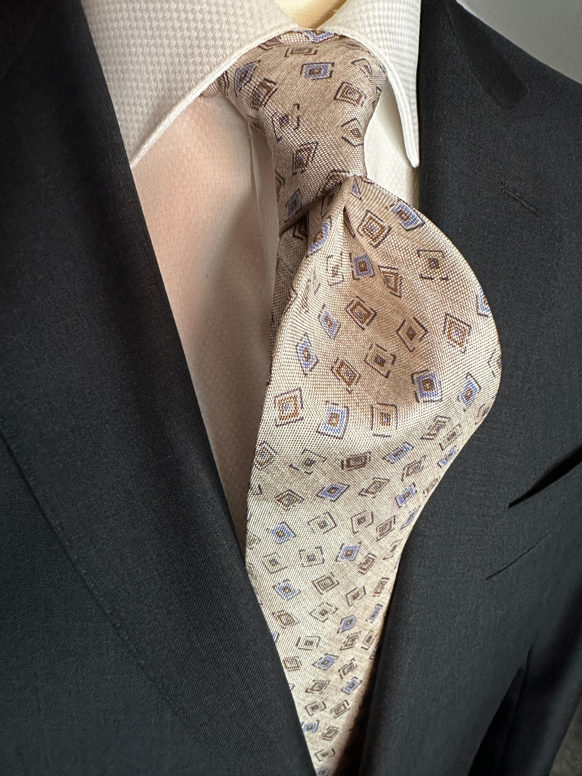 A 100% silk tie in pastel beige that has the characteristics and feel of linen. For those light weight summer outfits and thin cotton summer dress shirts, including Swiss voile, you need a tie that carries the same type of personality. The weave of this silk looks like the weave of pure linen, but has the smooth feel of silk.