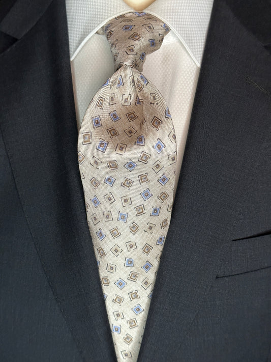 A 100% silk tie in pastel beige that has the characteristics and feel of linen. For those light weight summer outfits and thin cotton summer dress shirts, including Swiss voile, you need a tie that carries the same type of personality. The weave of this silk looks like the weave of pure linen, but has the smooth feel of silk.