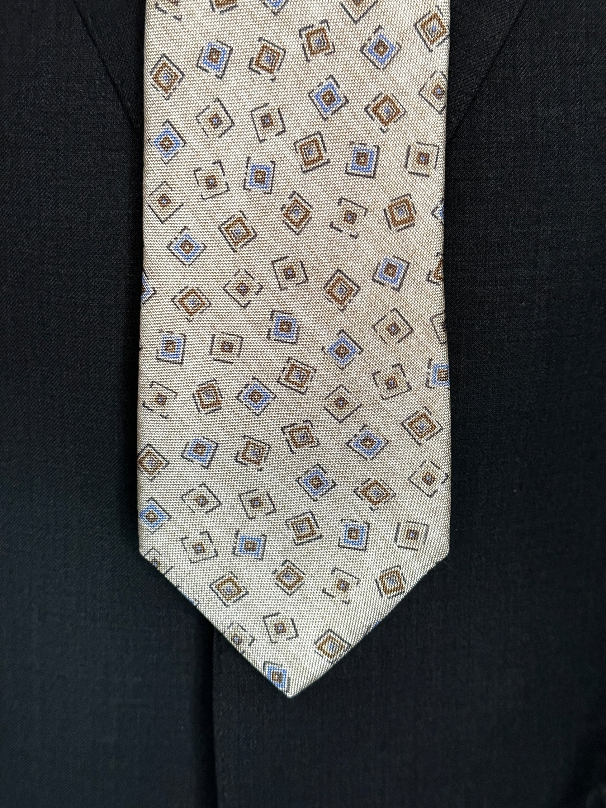 A 100% silk tie in pastel beige that has the characteristics and feel of linen. For those light weight summer outfits and thin cotton summer dress shirts, including Swiss voile, you need a tie that carries the same type of personality. The weave of this silk looks like the weave of pure linen, but has the smooth feel of silk.