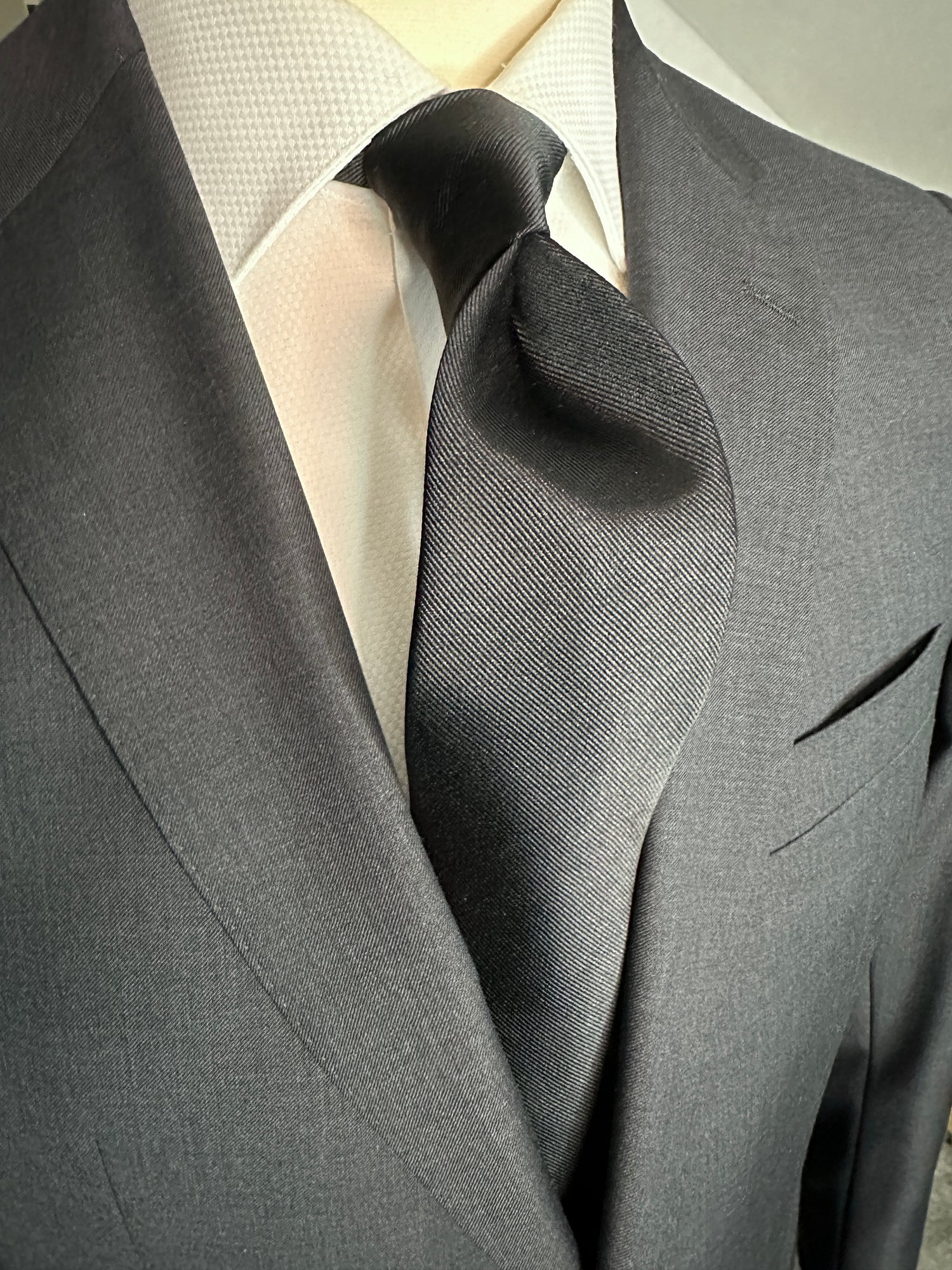 This 100% silk twill woven tie is perfect for those formal occasions and weddings. With a black suit or tuxedo this black tie holds a perfect knot since it is woven and twill together.