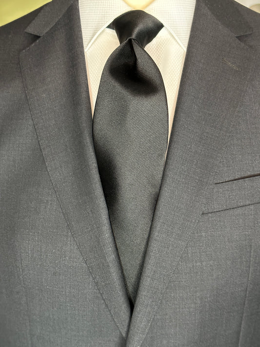 This 100% silk twill woven tie is perfect for those formal occasions and weddings. With a black suit or tuxedo this black tie holds a perfect knot since it is woven and twill together.