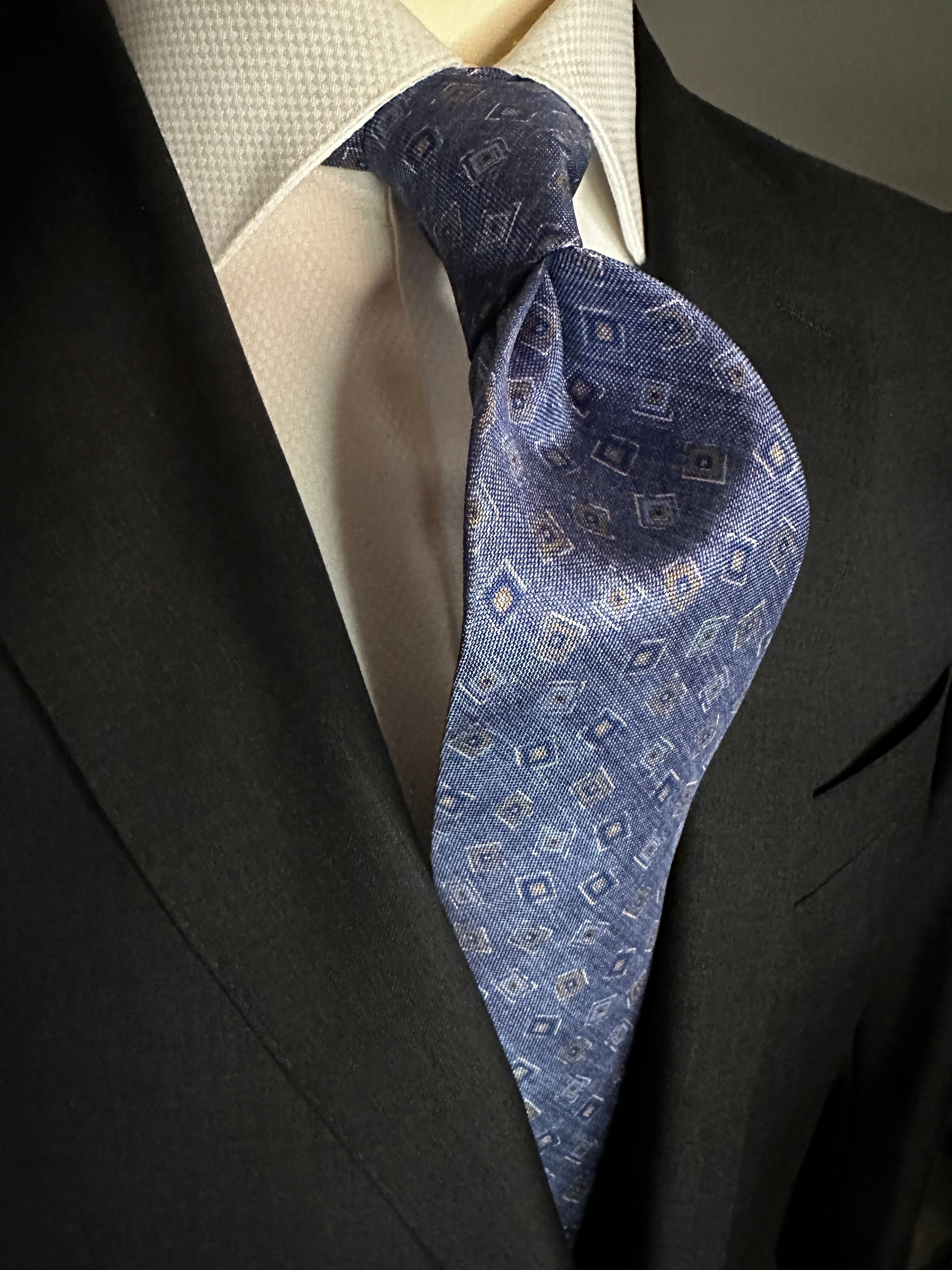 A 100% silk tie in pastel blue that has the characteristics and feel of linen. For those light weight summer outfits and thin cotton summer dress shirts, including Swiss voile, you need a tie that carries the same type of personality. The weave of this silk looks like the weave of pure linen, but has the smooth feel of silk.