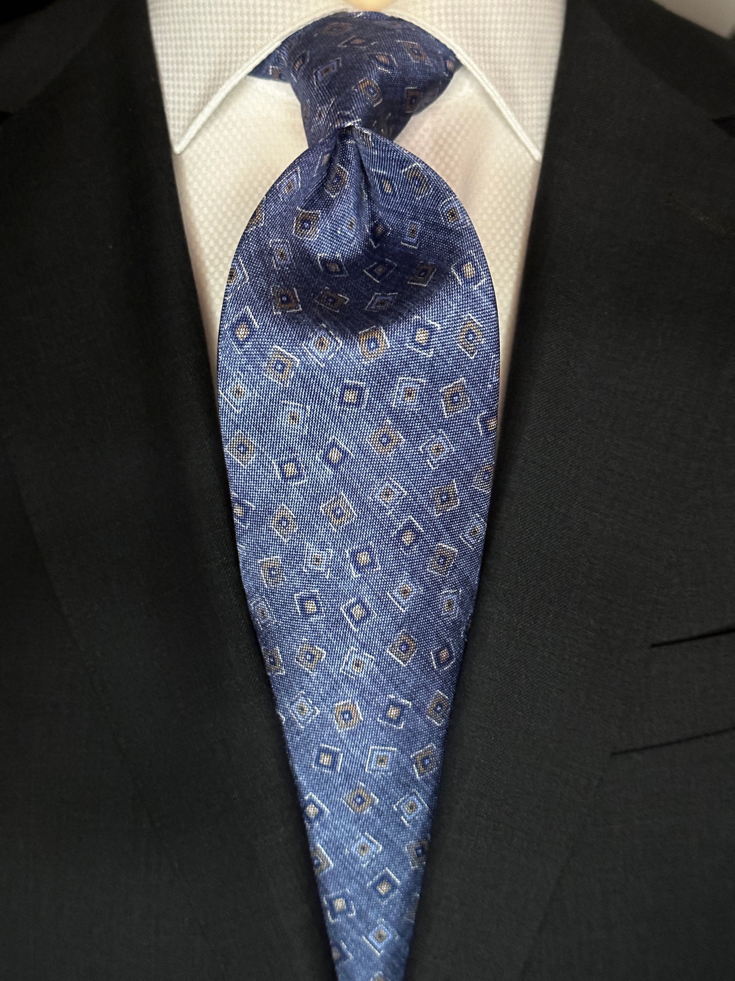 A 100% silk tie in pastel blue that has the characteristics and feel of linen. For those light weight summer outfits and thin cotton summer dress shirts, including Swiss voile, you need a tie that carries the same type of personality. The weave of this silk looks like the weave of pure linen, but has the smooth feel of silk.