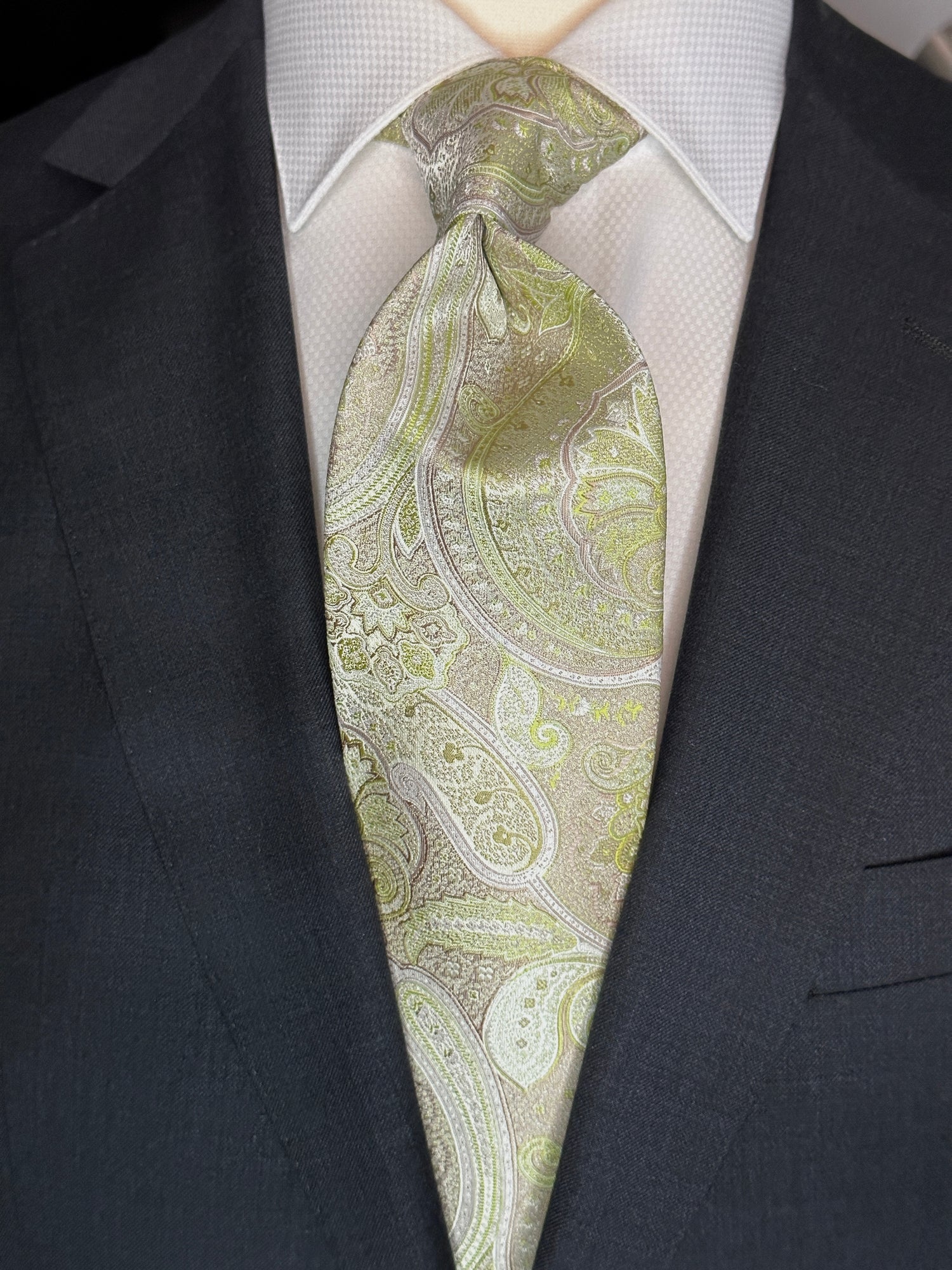 This overall paisley necktie in pure silk, is a stunning example of what a beautifully woven textured necktie can achieve. Regardless of what suit this tie stands out. It has the old European world charm and class that many ties these days lack. This tie is as timeless as possible. It is always in fashion in any season.