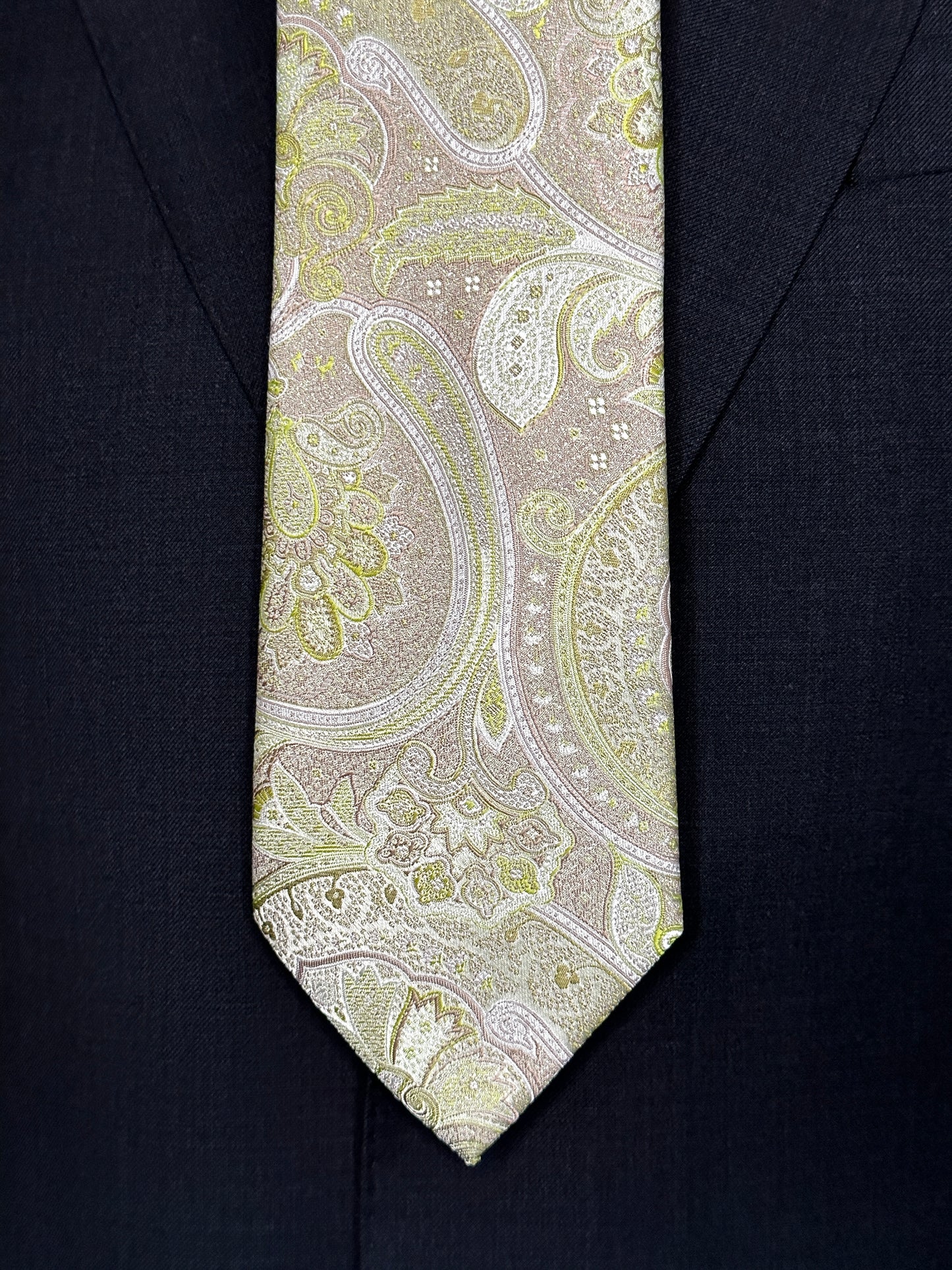 This overall paisley necktie in pure silk, is a stunning example of what a beautifully woven textured necktie can achieve. Regardless of what suit this tie stands out. It has the old European world charm and class that many ties these days lack. This tie is as timeless as possible. It is always in fashion in any season.
