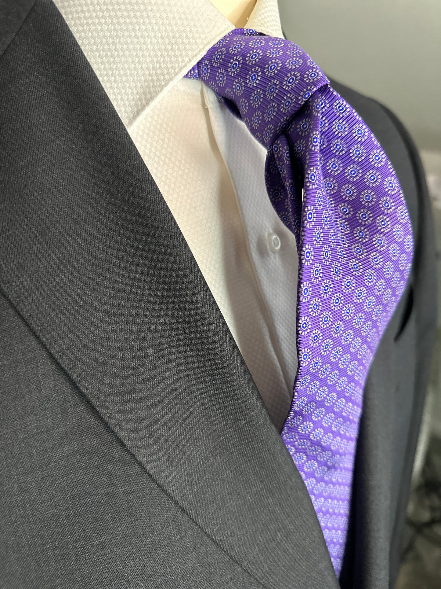 A beautiful light weight silk twill tie, perfect for those spring summer events on weekends and those special business meetings. The light purple or lavender color exudes luxurious and sophisticated elegance with any suit or jacket. Put this tie with a white shirt and navy blue blazer for a timeless look. 
