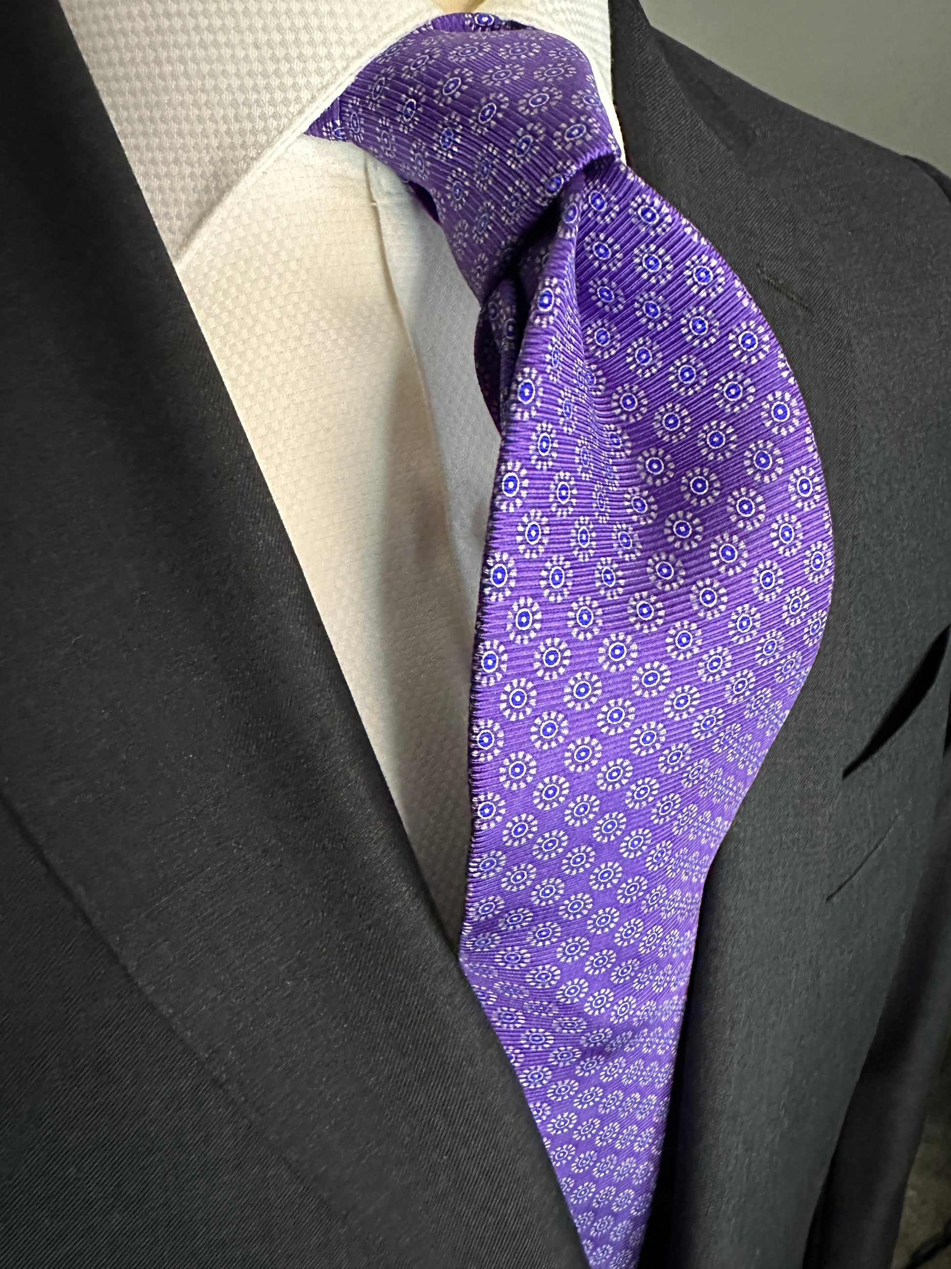 A beautiful light weight silk twill tie, perfect for those spring summer events on weekends and those special business meetings. The light purple or lavender color exudes luxurious and sophisticated elegance with any suit or jacket. Put this tie with a white shirt and navy blue blazer for a timeless look. 