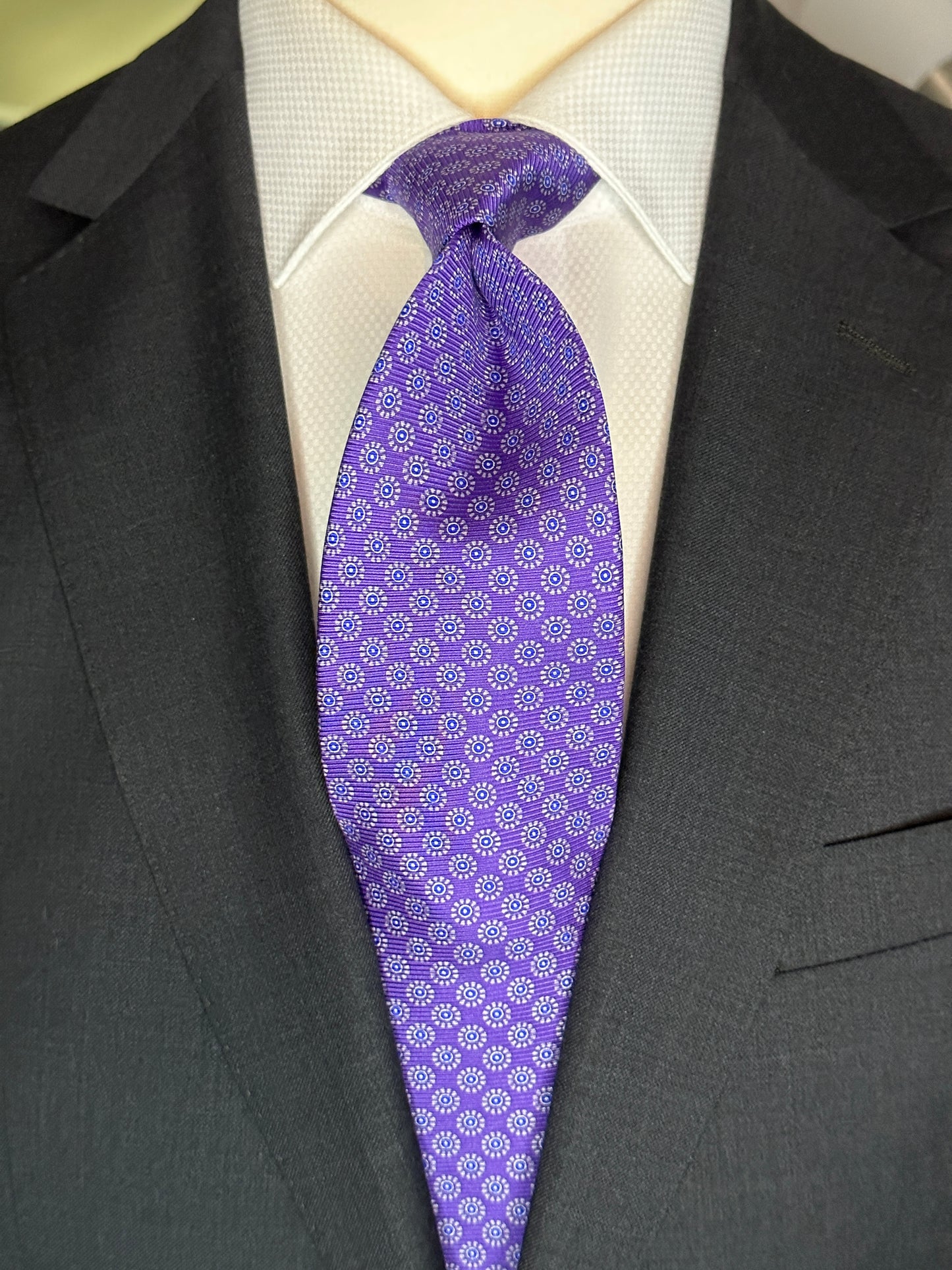 A beautiful light weight silk twill tie, perfect for those spring summer events on weekends and those special business meetings. The light purple or lavender color exudes luxurious and sophisticated elegance with any suit or jacket. Put this tie with a white shirt and navy blue blazer for a timeless look. 