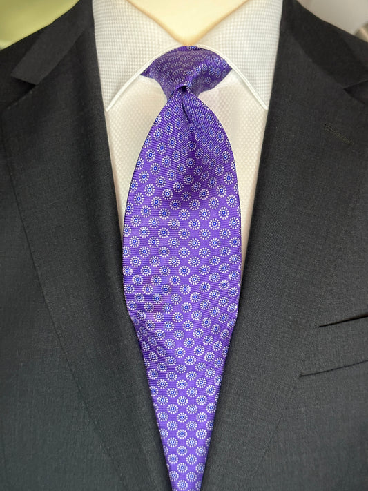 A beautiful light weight silk twill tie, perfect for those spring summer events on weekends and those special business meetings. The light purple or lavender color exudes luxurious and sophisticated elegance with any suit or jacket. Put this tie with a white shirt and navy blue blazer for a timeless look. 