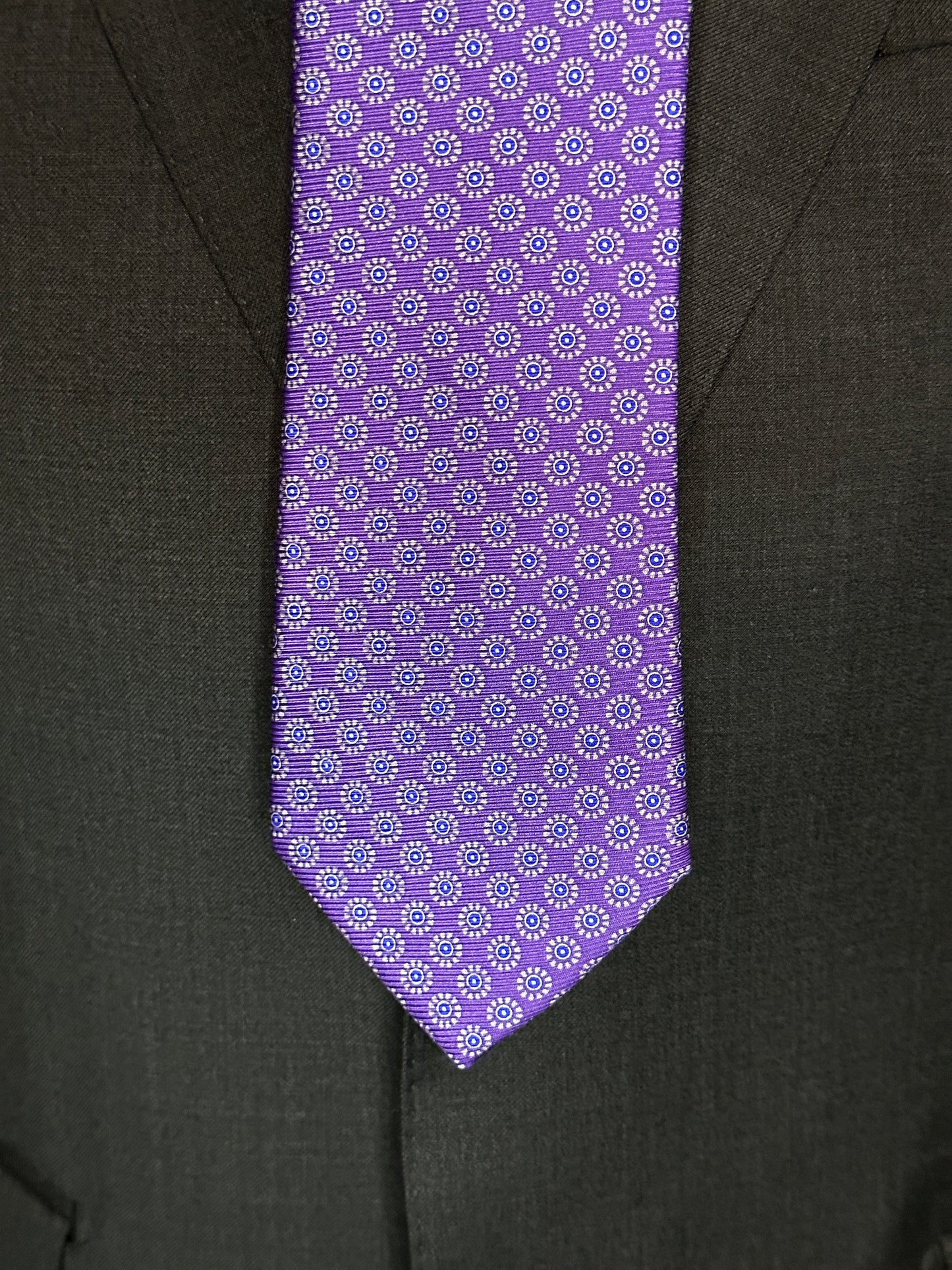 A beautiful light weight silk twill tie, perfect for those spring summer events on weekends and those special business meetings. The light purple or lavender color exudes luxurious and sophisticated elegance with any suit or jacket. Put this tie with a white shirt and navy blue blazer for a timeless look. 