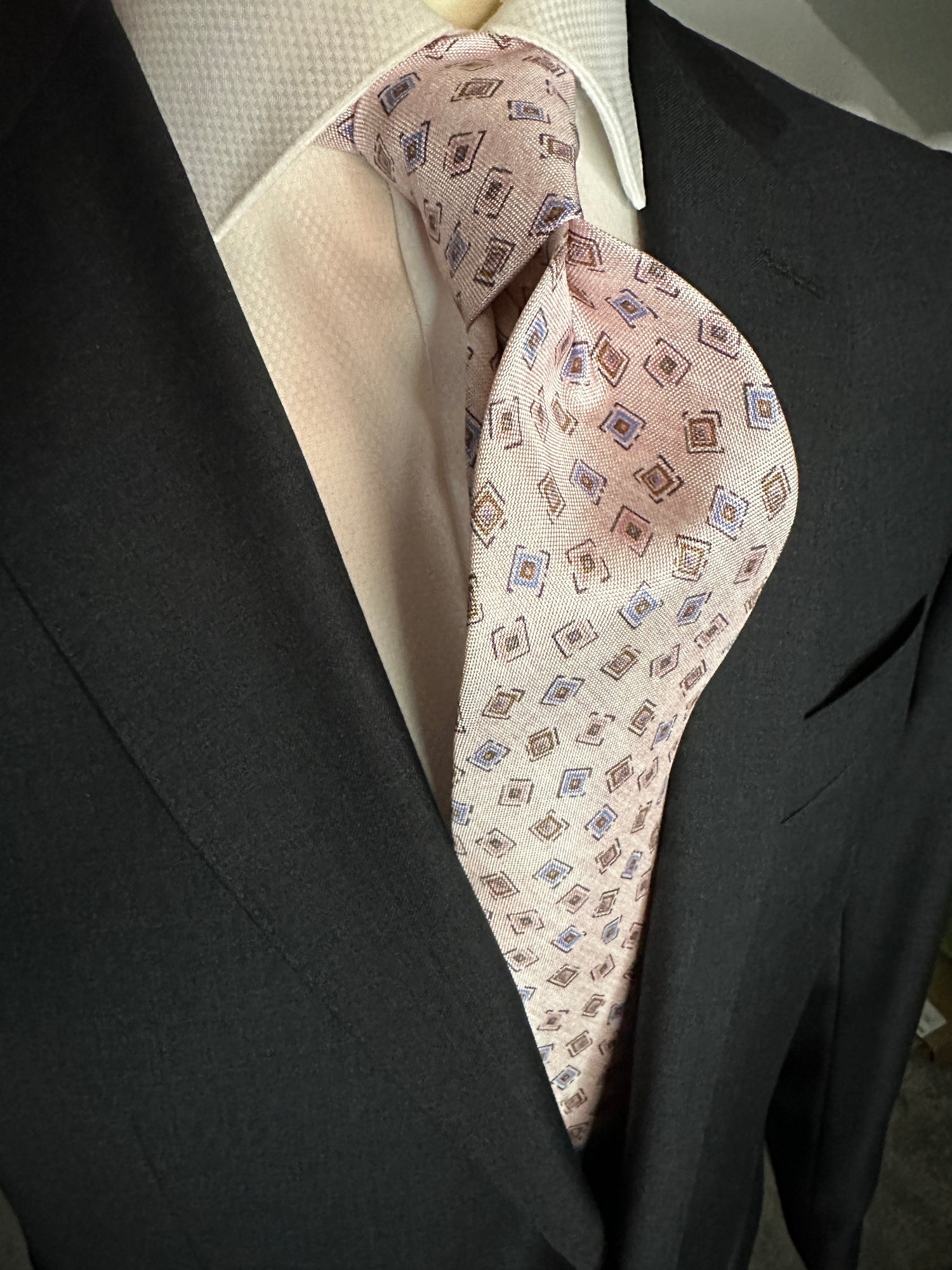 A 100% silk tie in pastel pink that has the characteristics and feel of linen. For those light weight summer outfits and thin cotton summer dress shirts, including Swiss voile, you need a tie that carries the same type of personality. The weave of this silk looks like the weave of pure linen, but has the smooth feel of silk. 