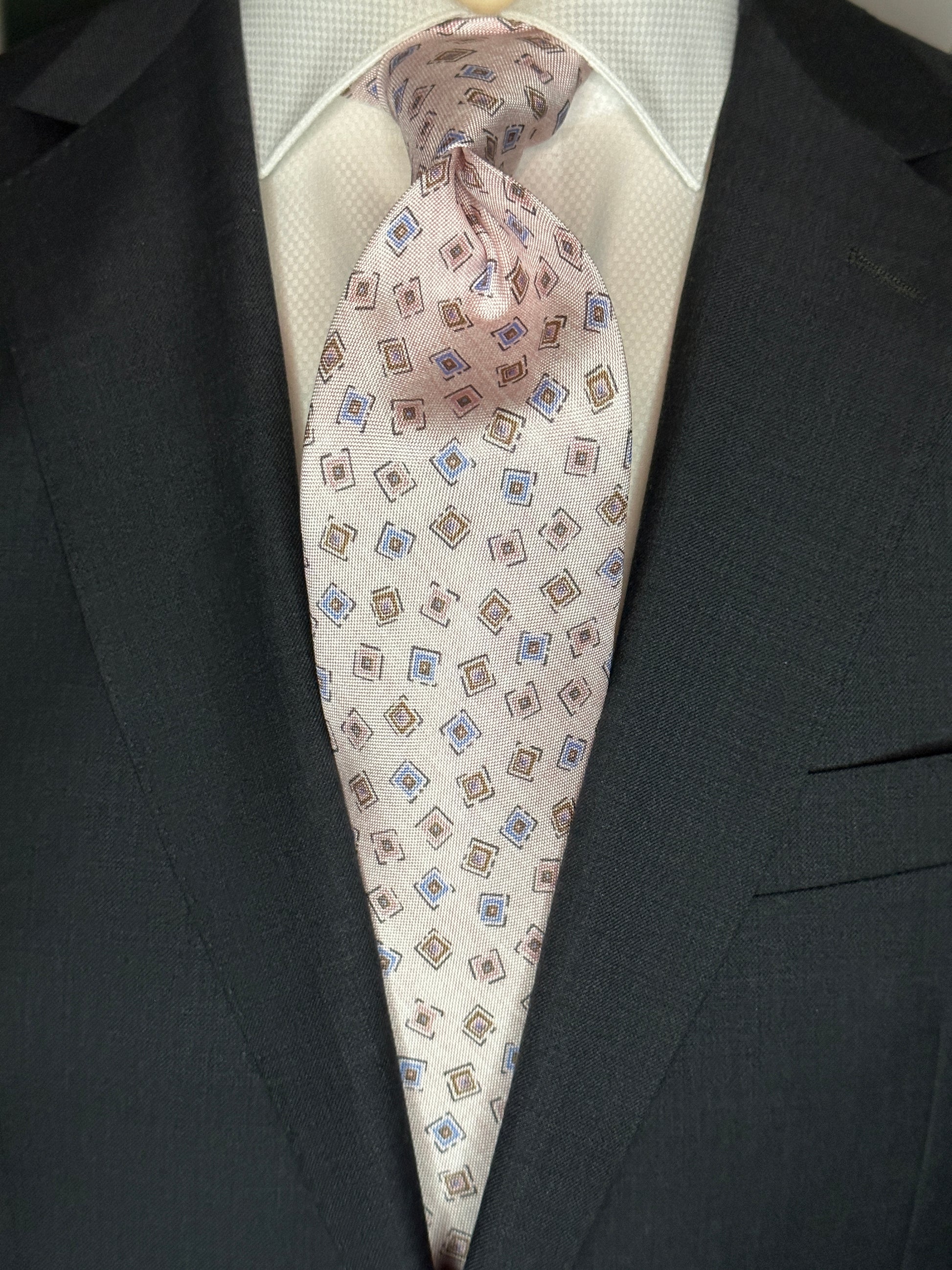 A 100% silk tie in pastel pink that has the characteristics and feel of linen. For those light weight summer outfits and thin cotton summer dress shirts, including Swiss voile, you need a tie that carries the same type of personality. The weave of this silk looks like the weave of pure linen, but has the smooth feel of silk. 