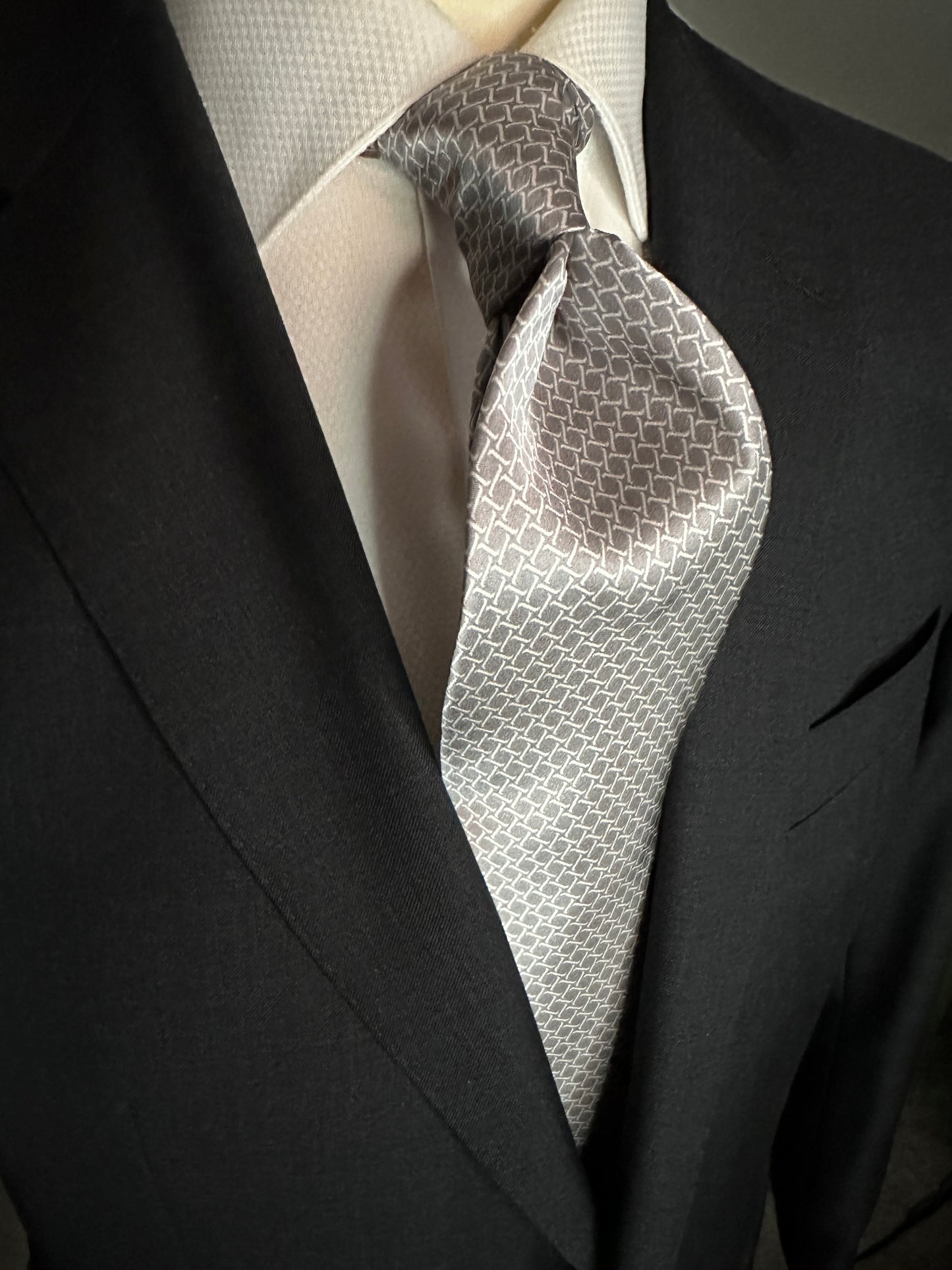 Subtle Pattern Tie SUITCAFE Silk Tie Silver With White Geometric Interwoven Pattern Satin