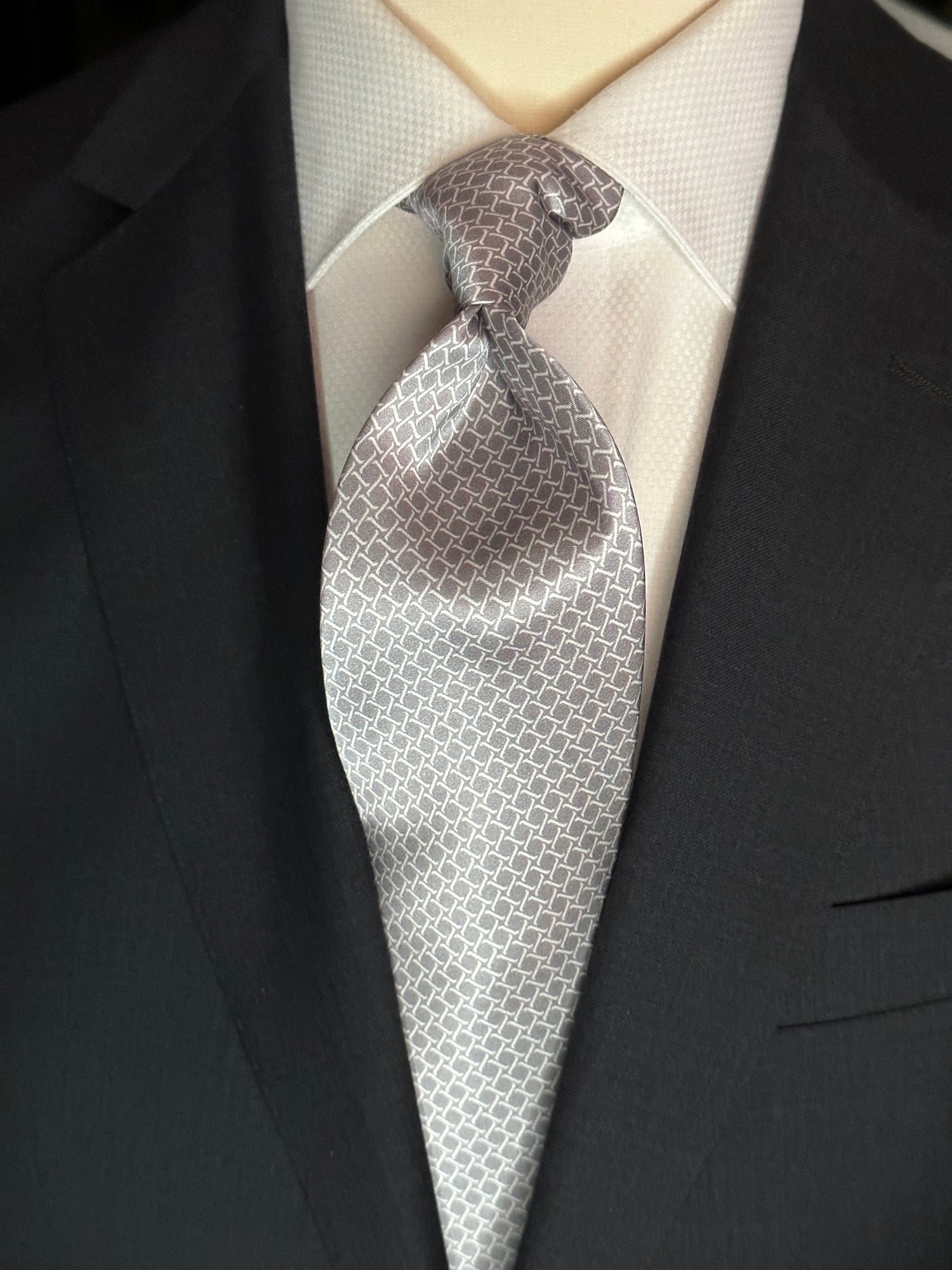 Subtle Pattern Tie SUITCAFE Silk Tie Silver With White Geometric Interwoven Pattern Satin