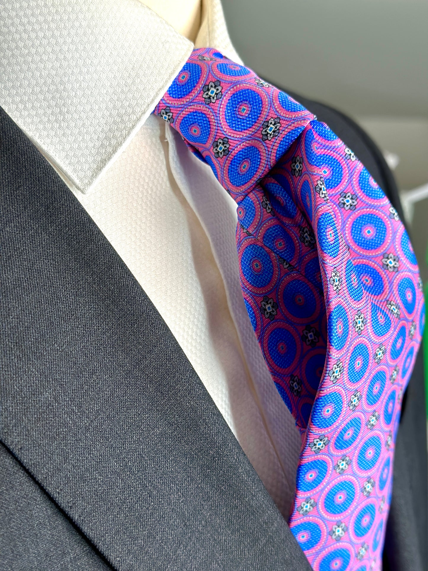 SUITCAFE Silk Twill Tie Pink With Blue Medallions