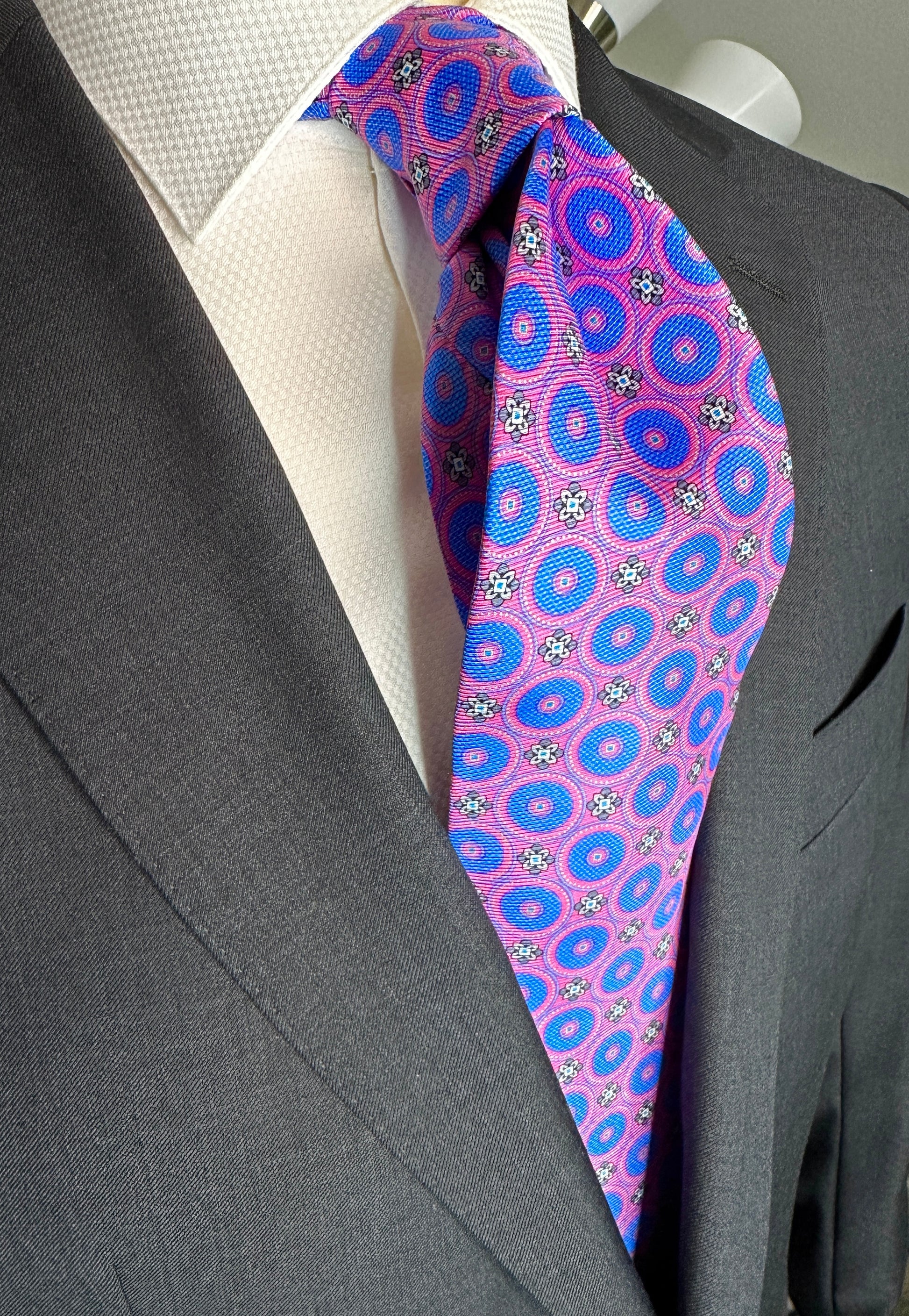 SUITCAFE Silk Twill Tie Pink With Blue Medallions