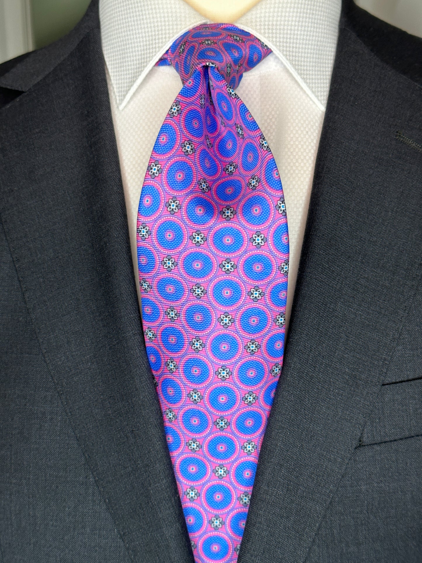 SUITCAFE Silk Twill Tie Pink With Blue Medallions