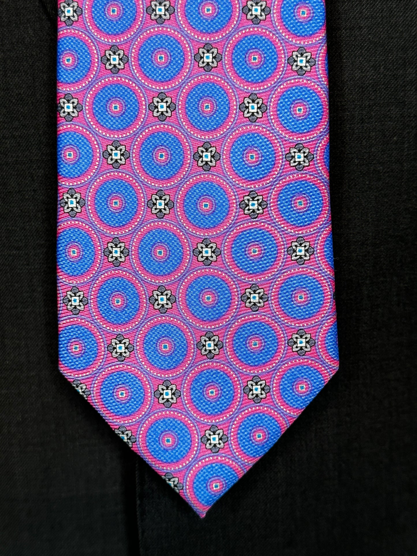 SUITCAFE Silk Twill Tie Pink With Blue Medallions
